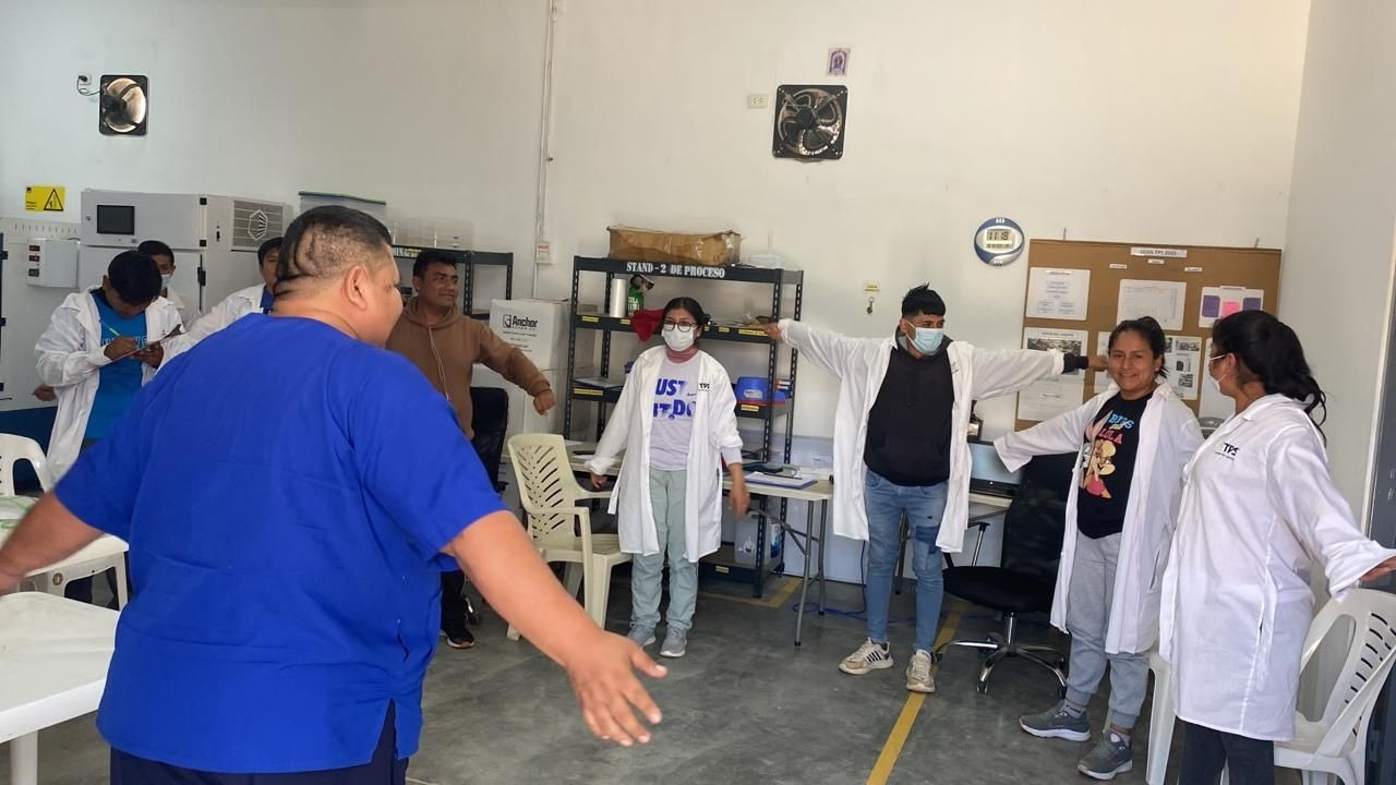 Capacitación de pausas activas en laboratorio
