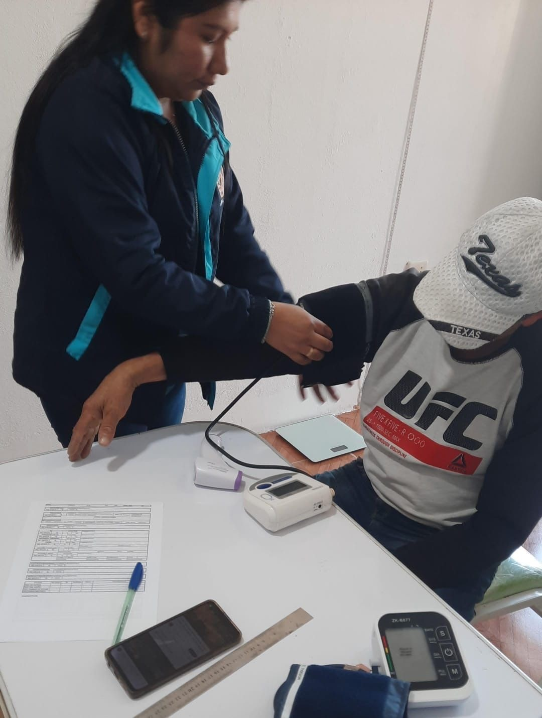 Toma de presión arterial en examen médico ocupacional
